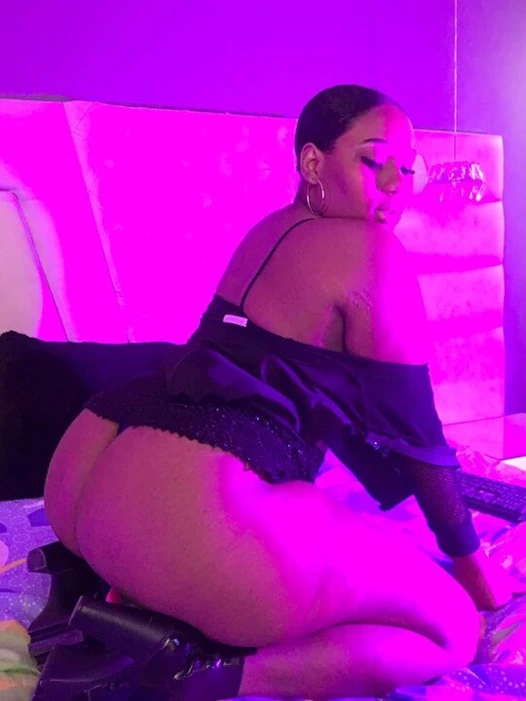 Sayfamın izleyicileri için çok seksi ve ateşli bir dans