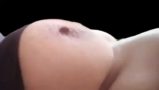 Evli ve tatmin olan bir fahişenin göğüslerinin balesi