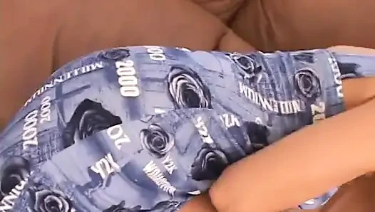 Uzun boylu sarışın amını açıyor ve arkadan sikiliyor