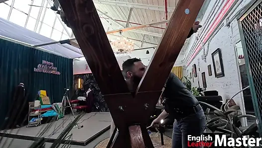 Baba st andrew'un çapraz ön izlemesinde genç köleyi kırbaçlıyor