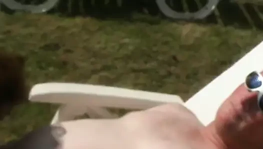 Une MILF se fait enfoncer des SexToys dans le cul