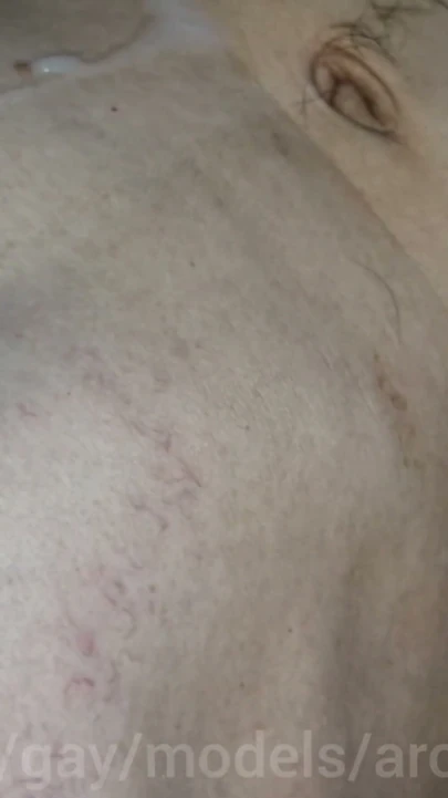 Babasının büyük yarağından sıska twink femboy'a derin gırtlak! Lastik delikleri sikiyor ve döl döküyor! | Klip 2