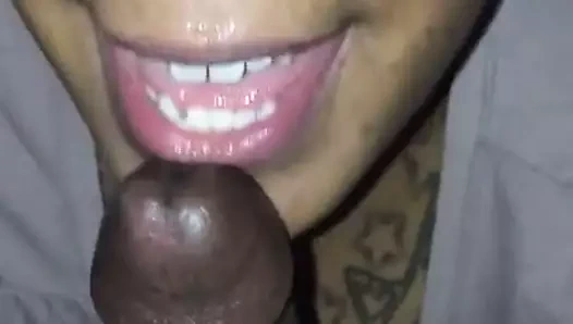 İri güzel sürtük büyük zenci yarağını gırtlağına kadar alıyor