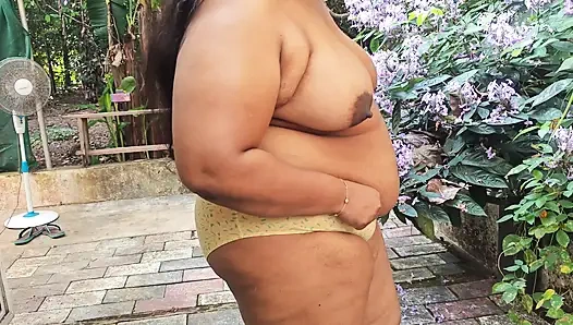 Güzel Desi kız bahçede dışarıda çıplak oluyor