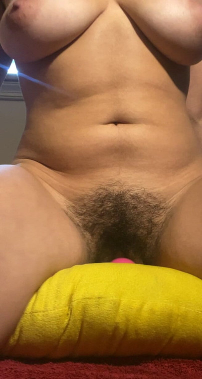 Porno izlerken oyuncağımı inliyor ve beceriyor