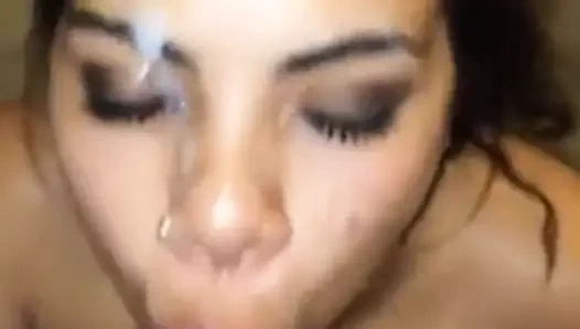 O geldiğinde ve o emmeye devam etti