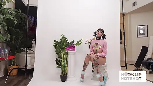 BTS - cc bebek ince, dövmeli figürünü özgüvenle gösteriyor!