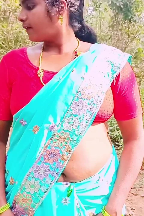 Индийский секс на открытом воздухе. Грязные разговоры на телугу.