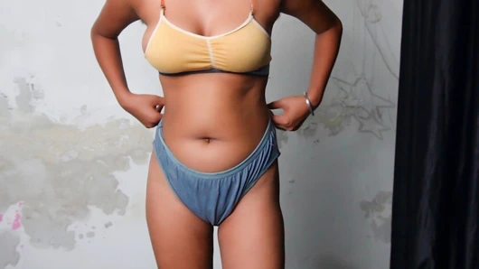 Okul arkadaşım beni odasına davet etti ve beni sert sikti.