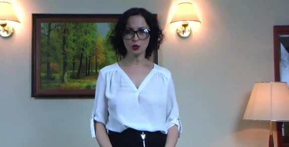 Naylon çorap ve gözlüklü cam dildo sikişi - sapık bir sekreter olarak giyinmiş