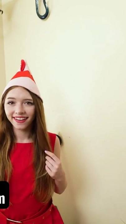 Minyon üvey kız kardeş Elf uzun zamandır kayıp büyük yaraklı üvey erkek kardeşini arıyor - sislovesme christmas parodisi | Klip 1