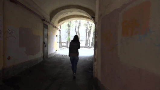 Güzel kız sözde ajan ile harika seks kandırdı