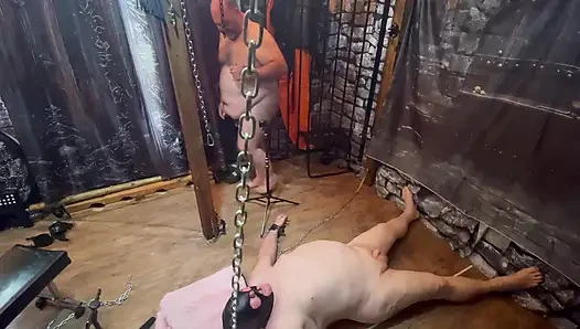 Bölüm 6:- Lanista Bear ve Domina Satana zindanda biraz yemek oyunu ve ikram için amcık yalayıcı alıyor.
