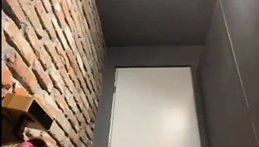 Süpermarkette anal sikişiyor. Çifte penetrasyon. Süpermarkette boşalma