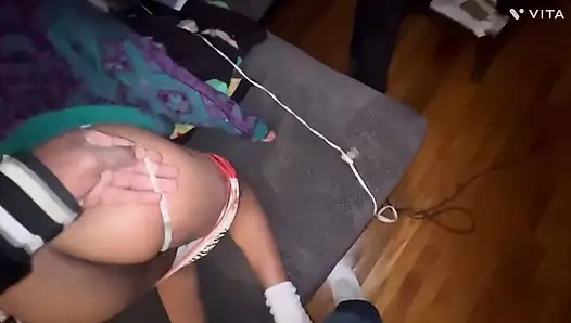 Onu hentai porno lol izlerken yakaladım, bu yüzden Noel sikişinde mastürbasyon yapmak için götümü kullanmasına izin verdim