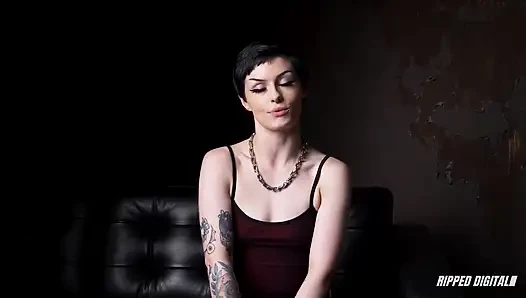 Sonunda Raee Ripley'i iyi bir adam gibi boşalmaması için yalvartıyor