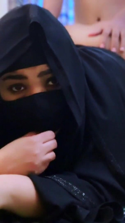 Khadimat saeudiat muslimat tumaris aljins mae mudiriha fi aleamal eindama kanat mukhtiatan fi aleamal | Klip 2