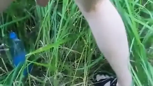 Kocamı ormanda büyük bir dildoyla sikiyorum