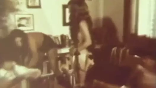 Grup kızları erkekleri sert sikiyor (1960'lar vintage)