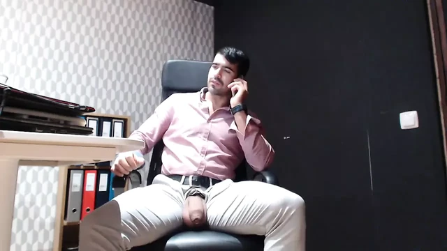 Большие яйца жестко на работе