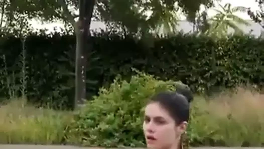 Alexandra Daddario sıcak açık yüzme havuzu