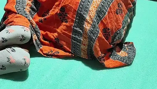 Hintli kadın ve erkek kardeşim evde eğleniyor