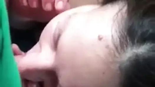 sevimli kız arkadaşı yüzünü sıvalı alır