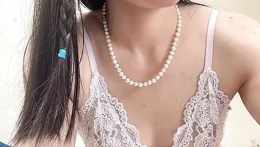 Hana yarak emiyor ve sonra minyon seksi vücudunu gösteriyor