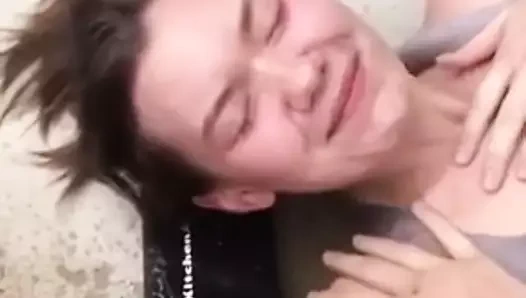 arkadaş sidik içer