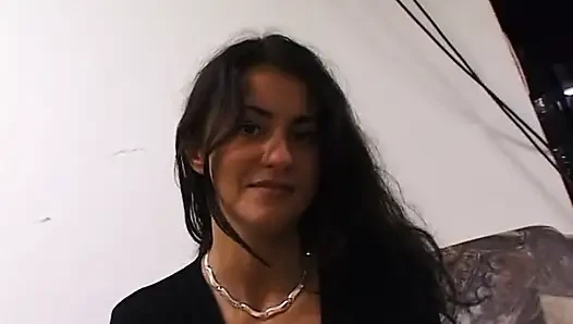 Seksi esmer genç kız amını büyük bir dildoyla dolduruyor