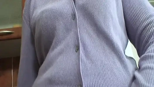 Güzel genç kız mutfakta dedesi ve ninesi tarafından sikiliyor