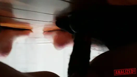 Sarışın bebek Sid sıkı deliklerini doldurmayı seven bir anal sürtük