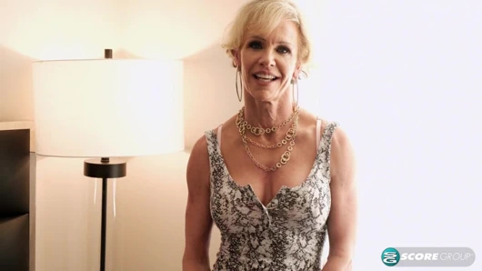 İri göğüslü evli kadın ve anne büyük, genç bir yarağı sikiyor