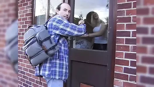 Küçük memeli genç sarışın ilk çıplak fotoğraf çekimi