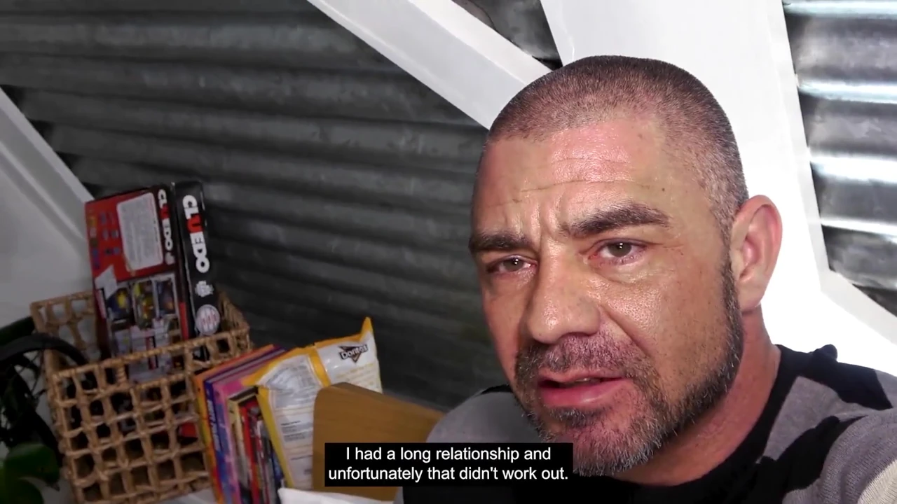 Dutch porn: He fucks, she eats chips! Sexybuurvrouw