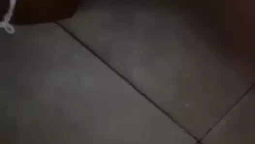 Asyalı karısı salatalık ile oynuyor