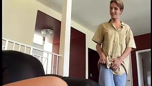 Muhteşem bebek ile şımarık memeler derin boğazlar ve oturma odasında horoz alır