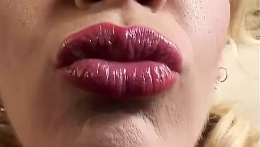 Dostum ve sarışın rim işleri ver ve oturma odasında sert seks yap