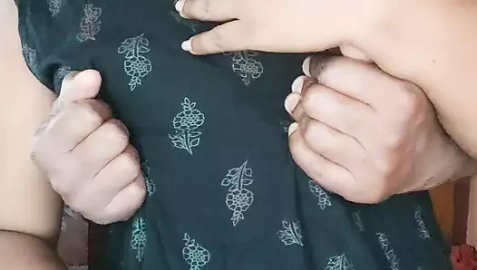 Güneyli kızın sırrı üvey erkek kardeşine büyük göğüslerini gösteriyor