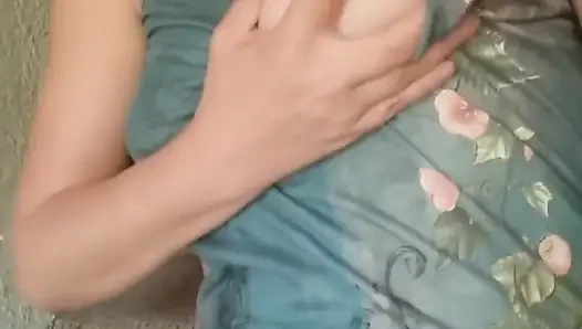 Ateşli sarışın orgazm olana kadar amını ovuyor