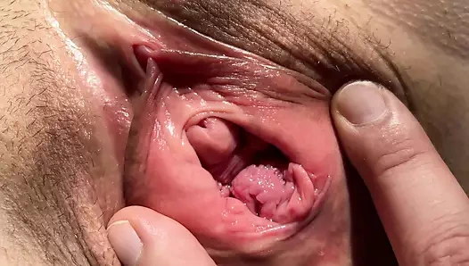 İşedikten sonra amcığını yalıyor. Kadın orgazmı yakın çekim.