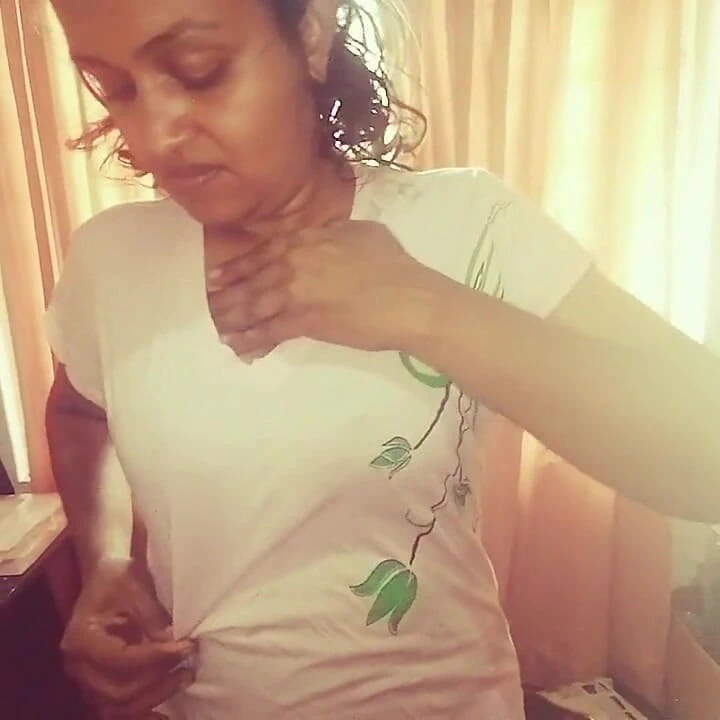 Üvey kız üvey babasının sütü için kendi kendine video