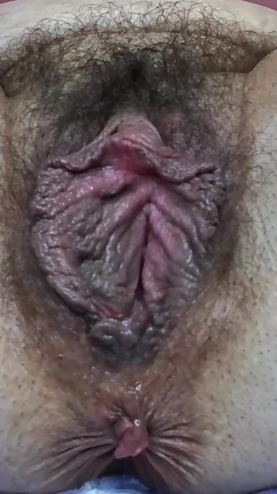 Kıllı latin orta yaşlı seksi kadın etli çalı amına yumruk sokuyor ve sonra kalın mavi dildoyla esnetiyor -aşırı ıslak yakın çekim