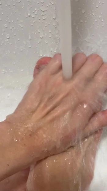 моет большие пальцы ног