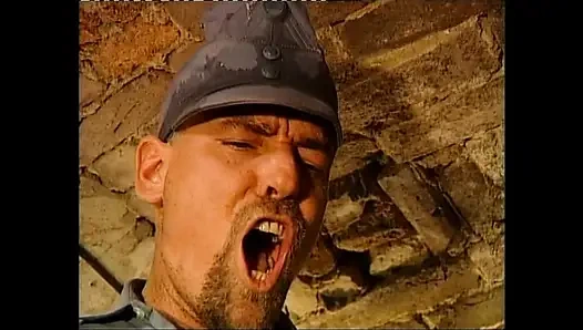 Hapishanedeki bu büyük memeli kıza çok işiyor