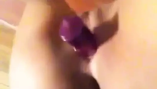 Sıcak nisha Mastürbasyon ile dudak balsamı