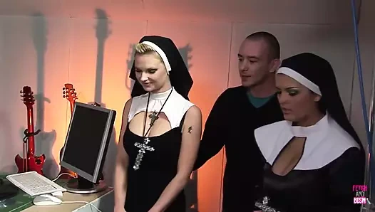 İki rahibe ıslak deliklerine büyük alarak şeytanlarını azdırıyor