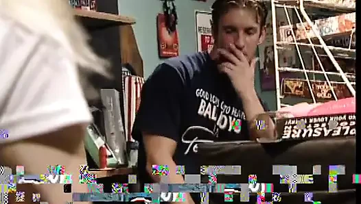 Küçük memeli sevimli sarışın sıkı amcığını siktiriyor