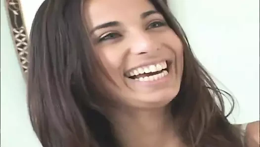 Tiffany Taylor'ın doldurması için yapılmış bir amcığı var!