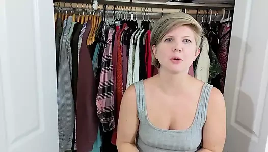 Büyük mağaza kızı soyunma odasında yarağını emiyor